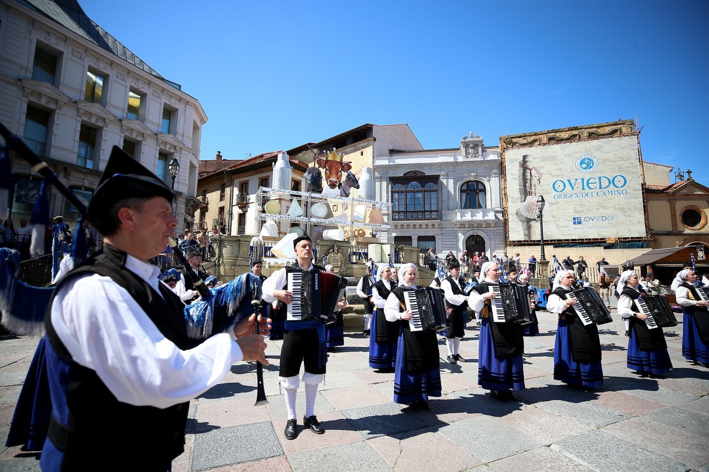 La Real Banda de Gaitas Ciudad de Oviedo, con 'Guti' a la izquierda, en la inauguración de La Ascensión en la plaza de la Catedral.