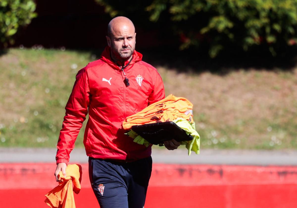 Miguel Ángel Ramírez, en un entrenamiento con el Sporting.