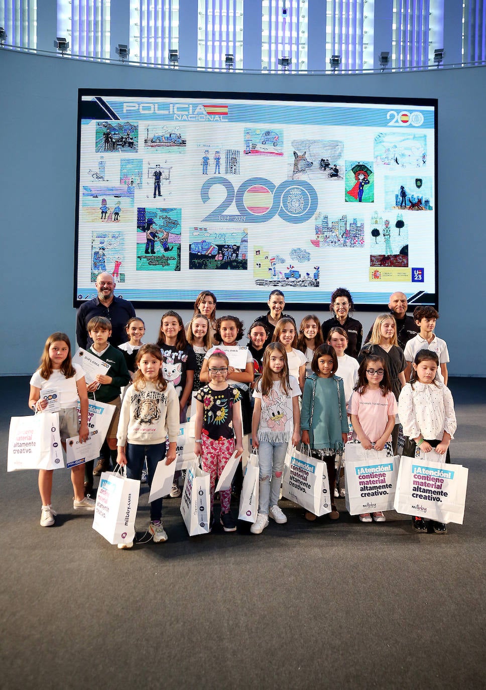 Los escolares de Oviedo dibujan a la Policía Nacional para celebrar su aniversario