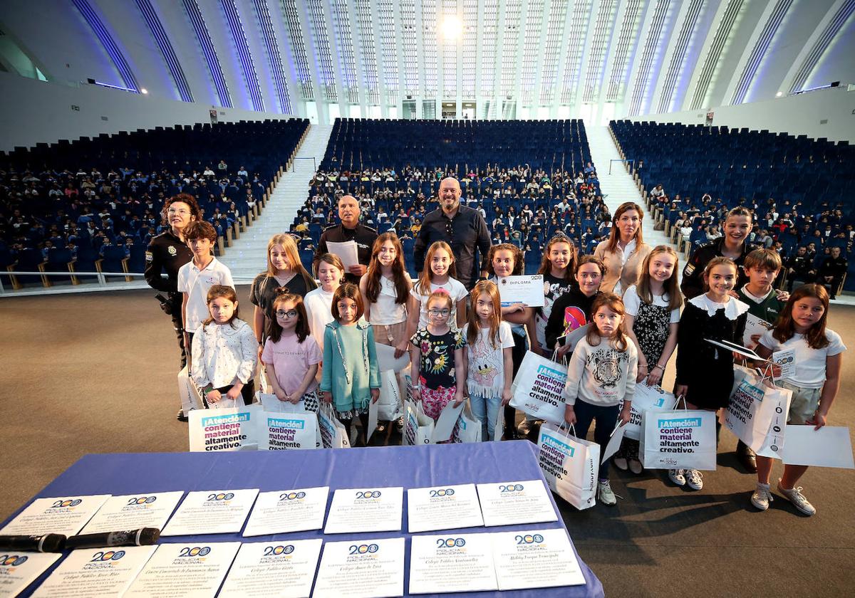 Los escolares de Oviedo dibujan a la Policía Nacional para celebrar su aniversario