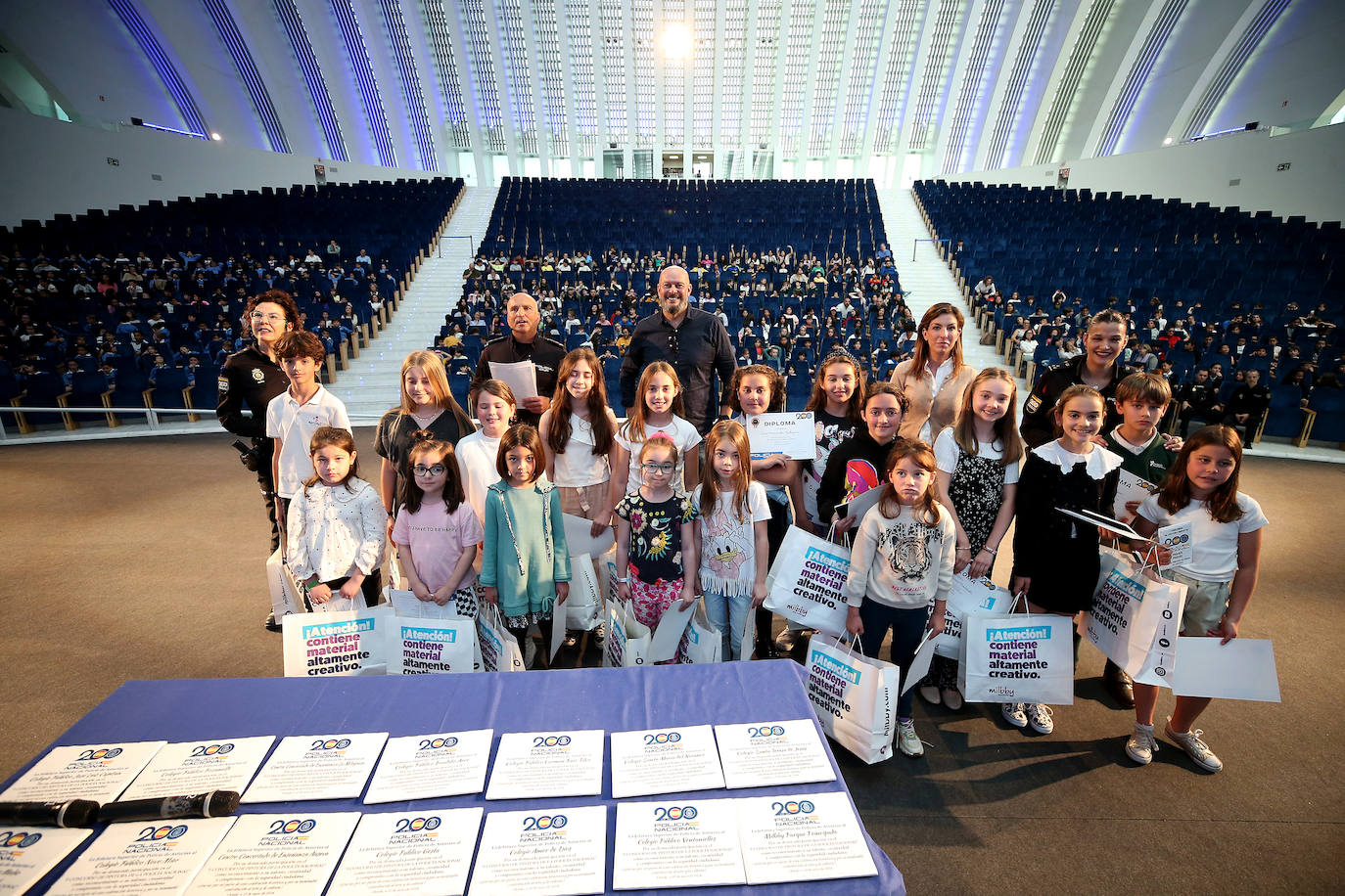 Los escolares de Oviedo dibujan a la Policía Nacional para celebrar su aniversario