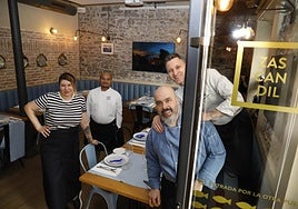 José Luis Camacho y su equipo, en Zascandil.