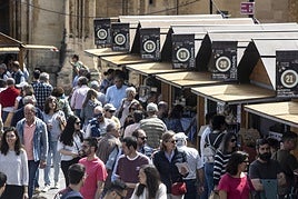 Los visitantes llenaron la plaza de la Catedral escenario de la zona de puestos de queso.