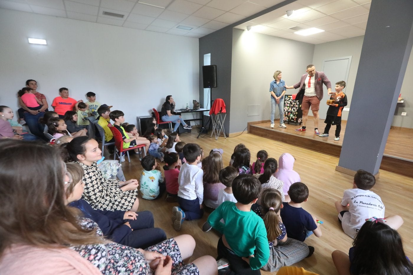 El mago Héctor Sansegundo actuó en Trasona.