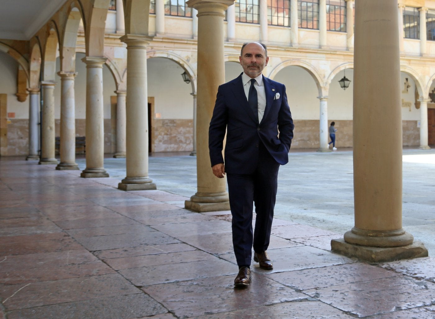 Ignacio Villaverde, en la mañana del viernes, en el Claustro del Edificio Histórico de la Universidad de Oviedo.