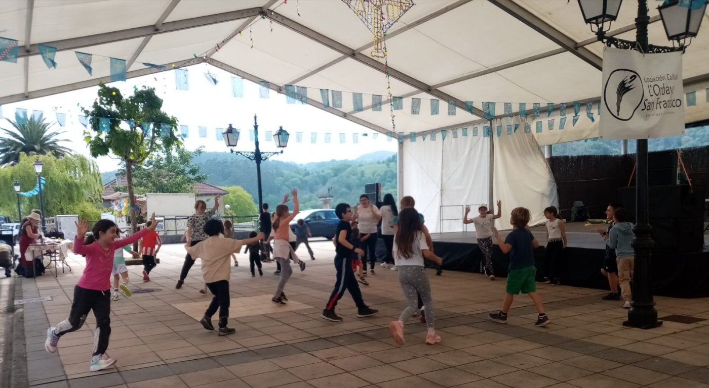 Varios niños, durante la jornada diseñada para ellos en Santolaya.