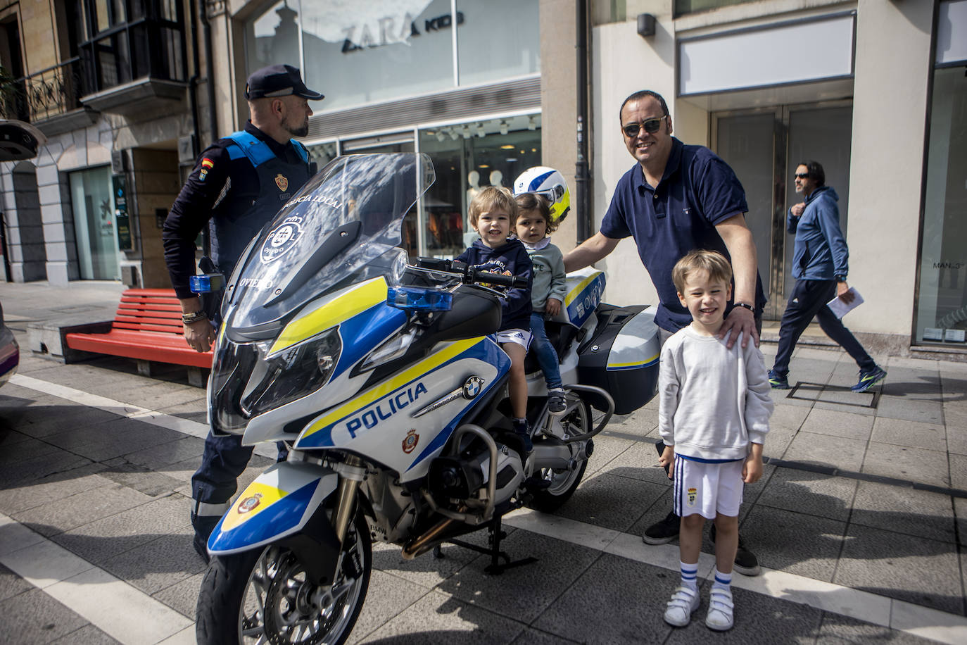 Los niños de Oviedo se convierten en bomberos y policías
