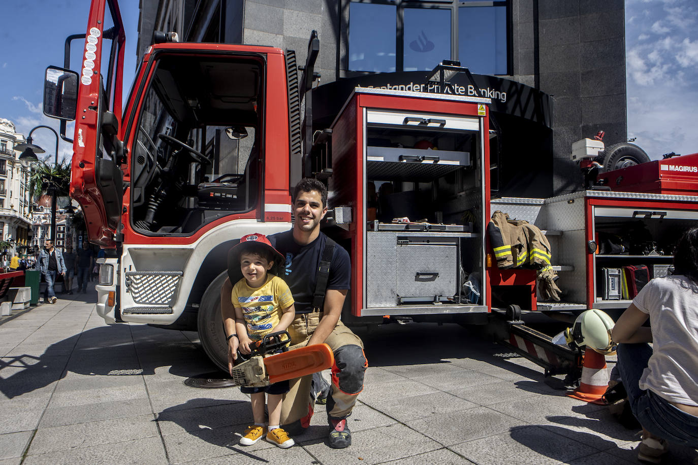 Los niños de Oviedo se convierten en bomberos y policías