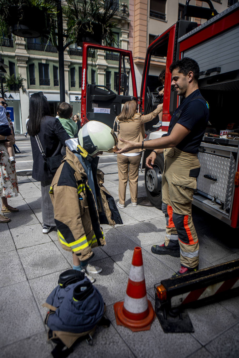 Los niños de Oviedo se convierten en bomberos y policías