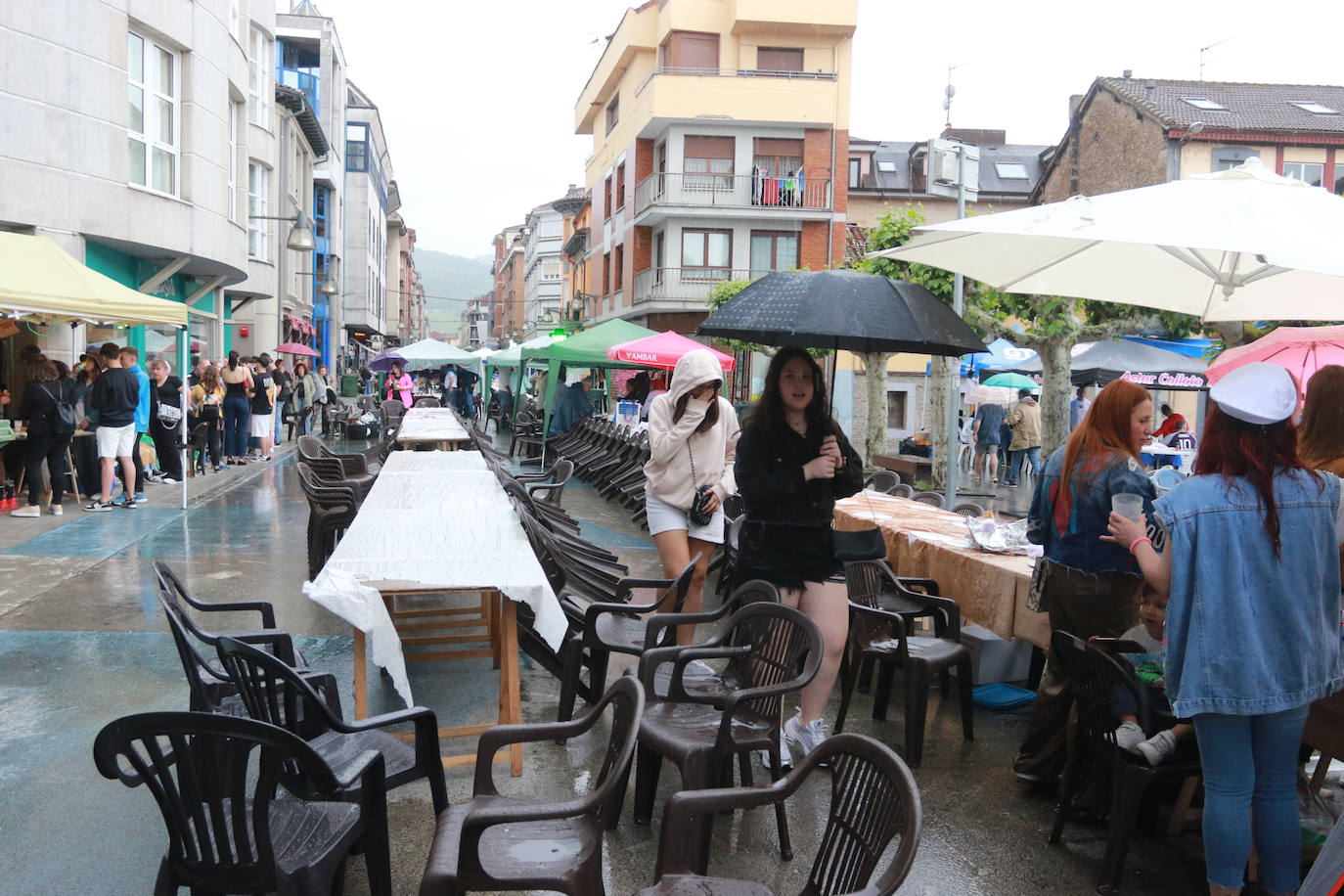 La comida en la calle de Laviana, en imágenes