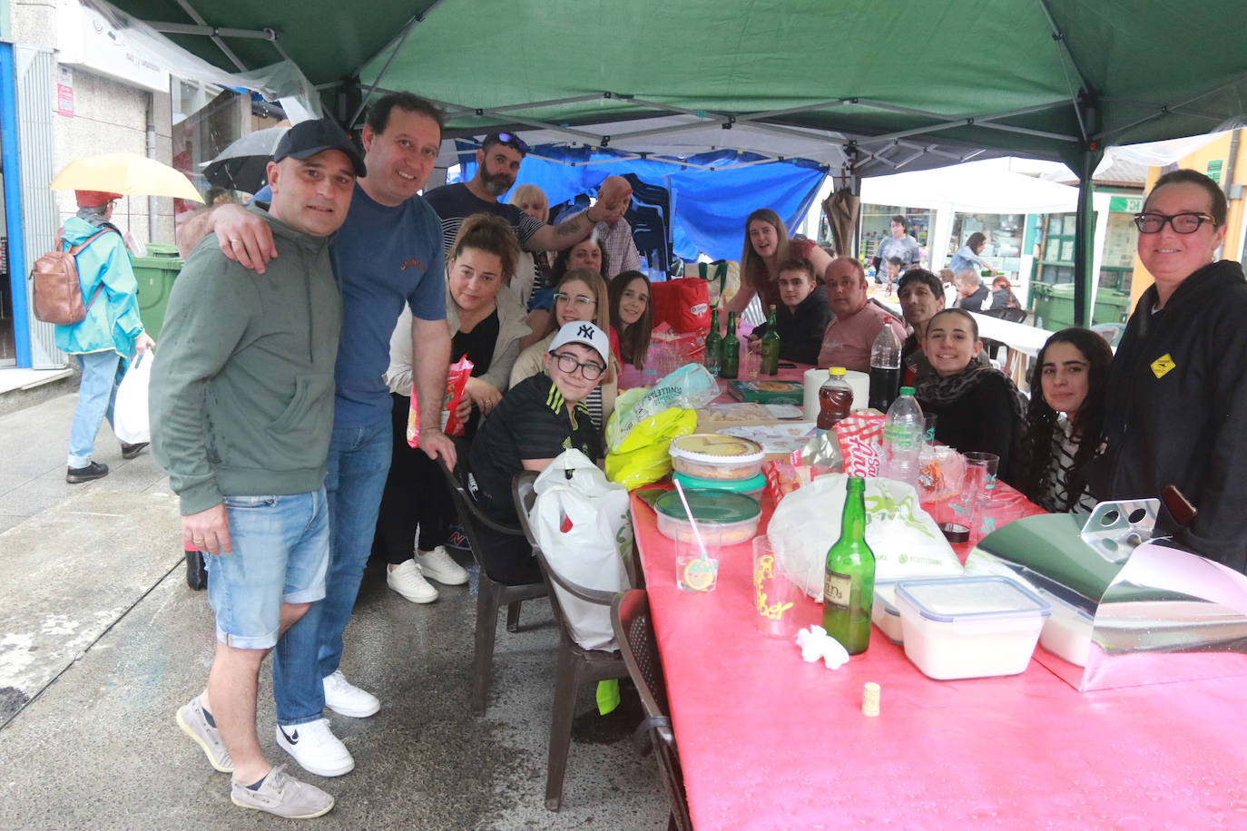 La comida en la calle de Laviana, en imágenes