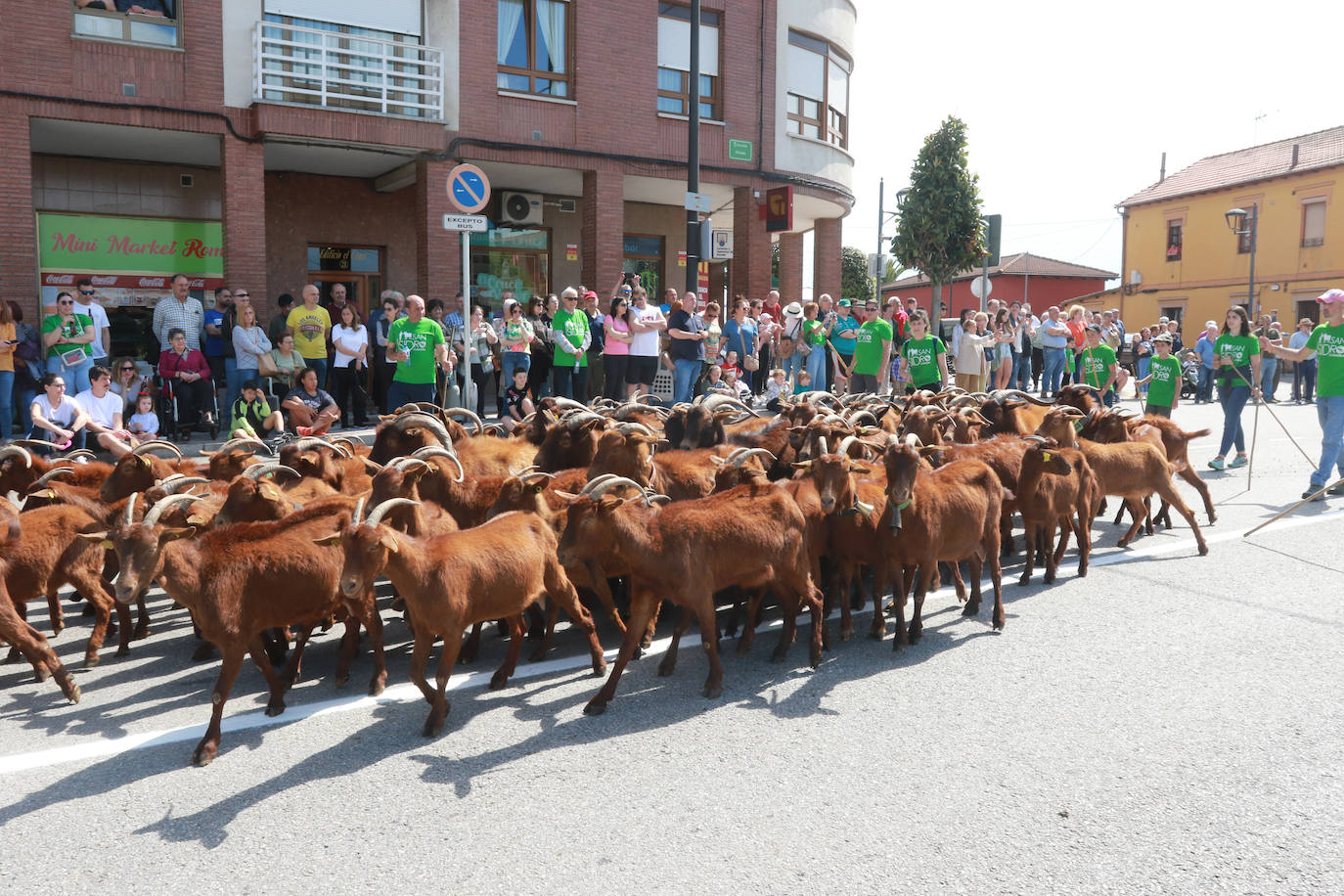 Llenazo en Llanera por la Feria del Ganado