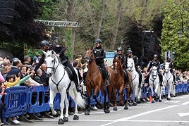 'Mercenario' con su jinete Juanjo, 'Jerifiana' y su amazona Sandra, 'Mástil' y su jinete Ismael, 'Flechazo' y su jinete Ceballos, 'Feboso' y su jinete Hugo y 'Seguiriya' y su amazona Laura durante la exhibición que la Policía Nacional realizó en la calle Uría con motivo de su bicentenario.