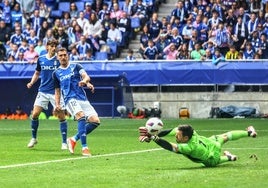 Una jugada del partido entre el Real Oviedo y el Zaragoza que se disputa en el Carlos Tartiere.