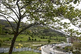 A la izquierda, la parcela donde se construirán las pistas de atletismo.