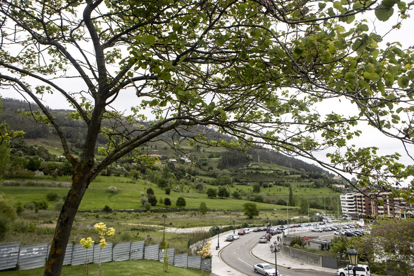A la izquierda, la parcela donde se construirán las pistas de atletismo.