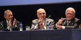 Manuel Gutiérrez Claverol, José Antonio Alonso y Evaristo Arce, ayer.