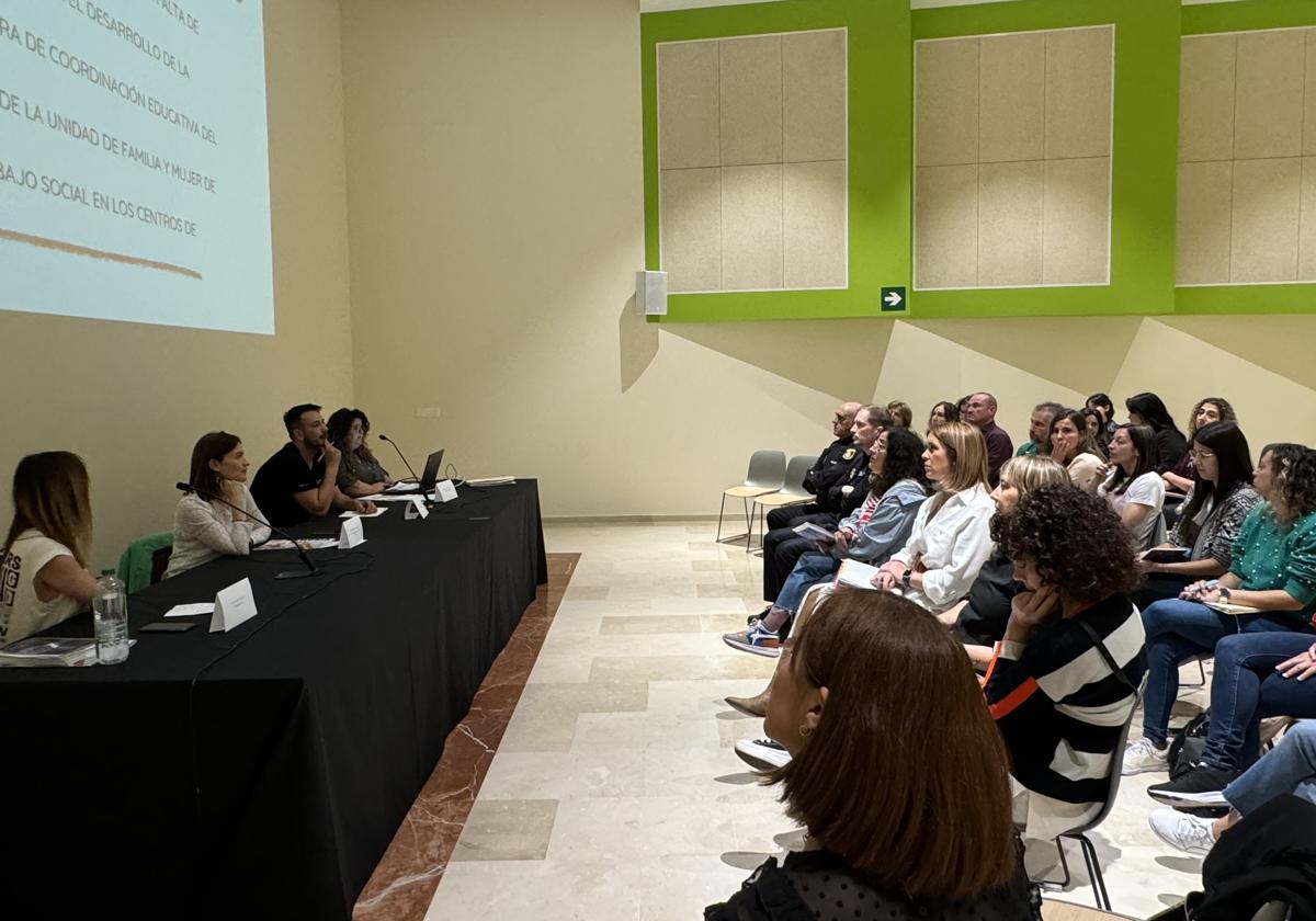 La concejala María José Fernández y el ingeniero Jonatan Blanco, entre las técnicos municipales Nancy Fonseca, técnico municipal; Verónica Argüelles, explican qué es Kanjo en unas jornadas.