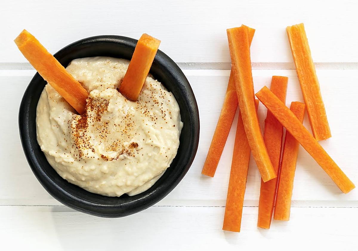 Hummus de garbanzos con palitos de zanahoria.