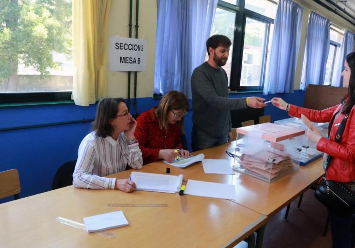 Mesa electoral en Mieres.