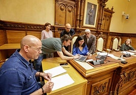 Sorteo de las mesas electorales en el Pleno del Ayuntamiento de Gijón.
