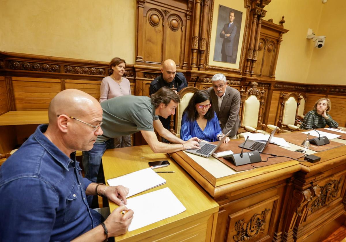 Sorteo de las mesas electorales en el Pleno del Ayuntamiento de Gijón.