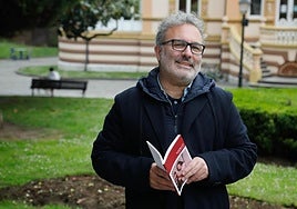 El escritor ovetense, con su libro, junto al palacio de Villa Magdalena. Pipo Prendes.