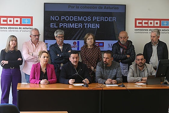 La alcaldesa de Lena, Javier Fernández Lanero (UGT), José Manuel Zapico (Comisiones Obreras) y el regidor de Mieres, en primera fila, durante la comparecencia conjunta en Oviedo.