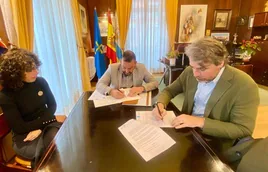 Nuria Rodríguez, Manuel Ángel Álvarez, e Ignacio Calviño firmaron el convenio de renovación.