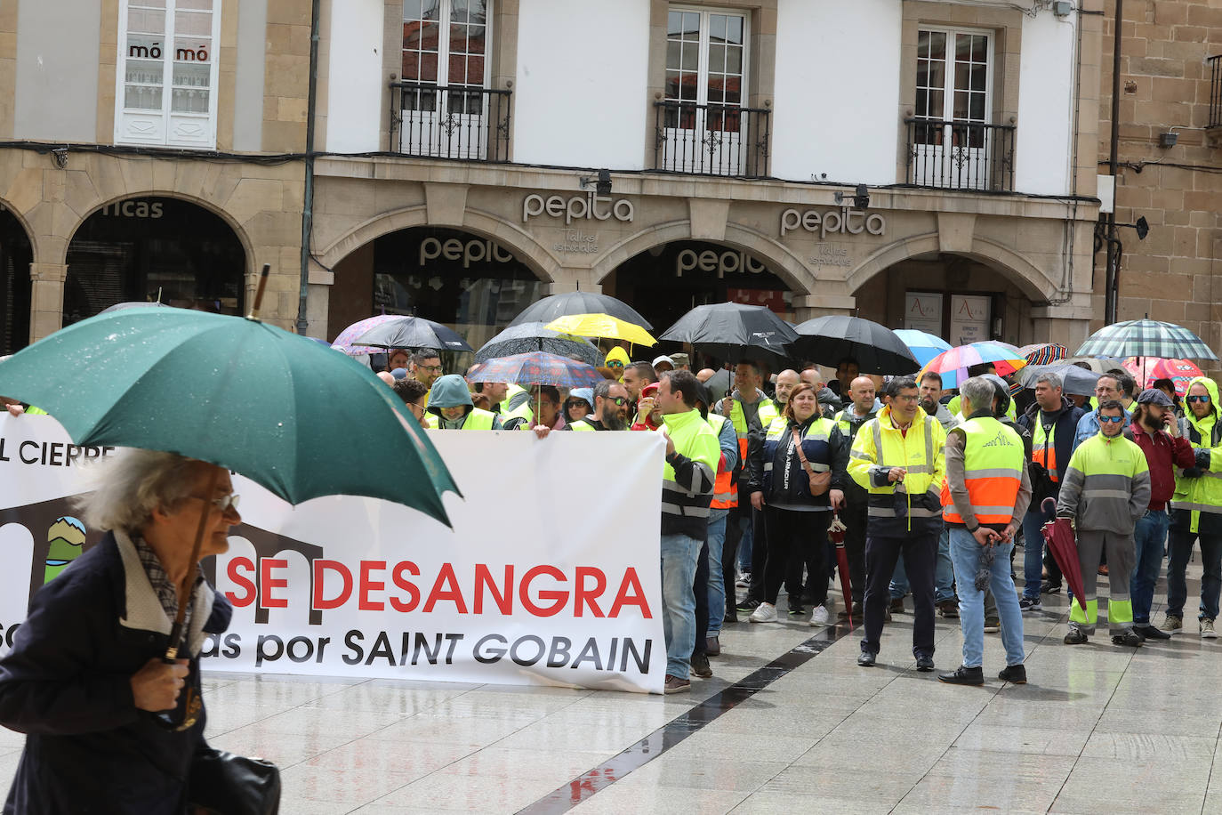 Los trabajadores de Saint-Gobain: «¡Basta ya! Avilés es industrial»