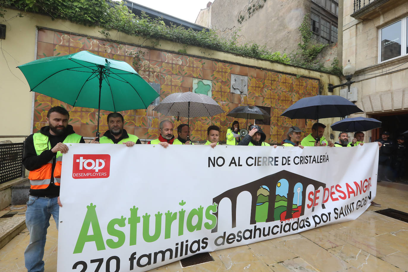 Los trabajadores de Saint-Gobain: «¡Basta ya! Avilés es industrial»