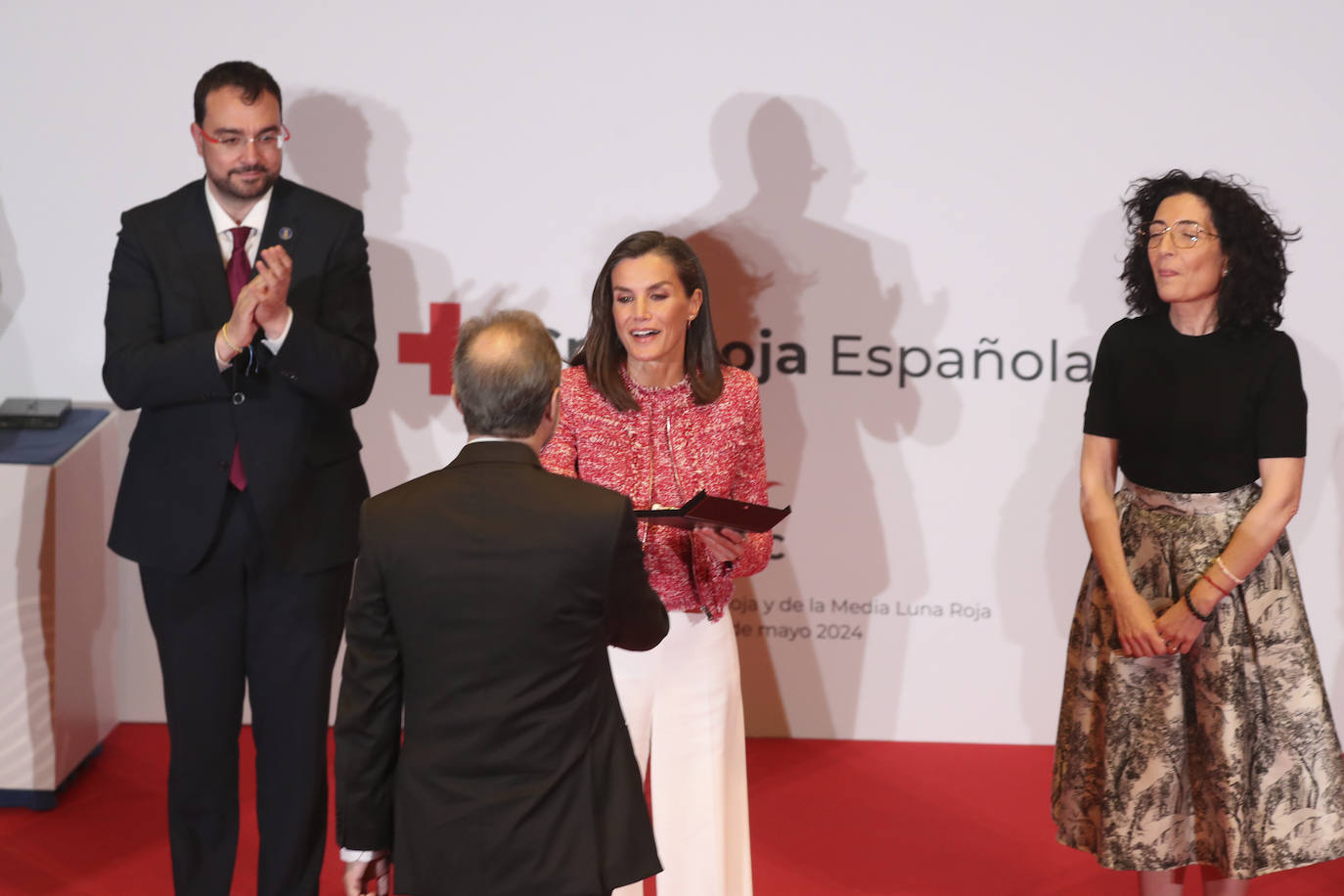 La Reina Letizia ensalza en Oviedo la labor de Cruz Roja