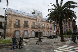 El gran vinilo que protege la fachada del hotel de la Reconquista durante las obras de rehabilitación acometidas por Hoasa.