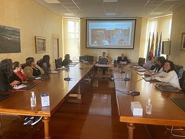 El Consejo Escolar se reunió en el salón de plenos del Ayuntamiento .