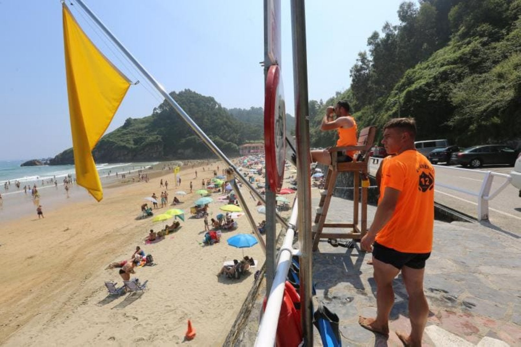 Socorristas en la playa de Aguilar.