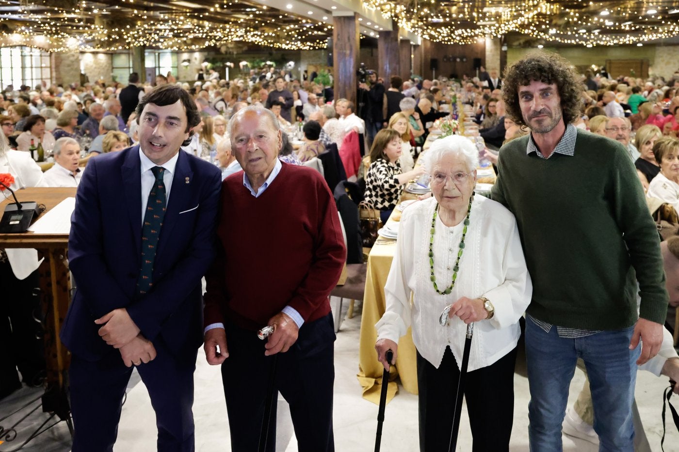 Jesús Hevia y Candelaria Josefina Santalla, entre el alcalde de Llanera, Gerardo Sanz, y el edil Iván Pérez.