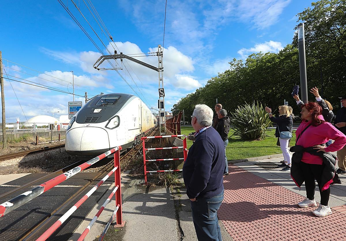Algunos viandantes celebraron con aplausos y vítores el paso del AVE por Larrañaga.