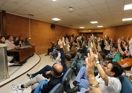 Los trabajadores del Hospital de Jove levantan la mano para votar «sí» a la huelga