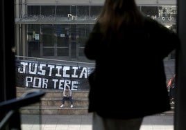 Una pancarta pide justicia por la muerte en Laviana de María Teresa Aladro en 2021.