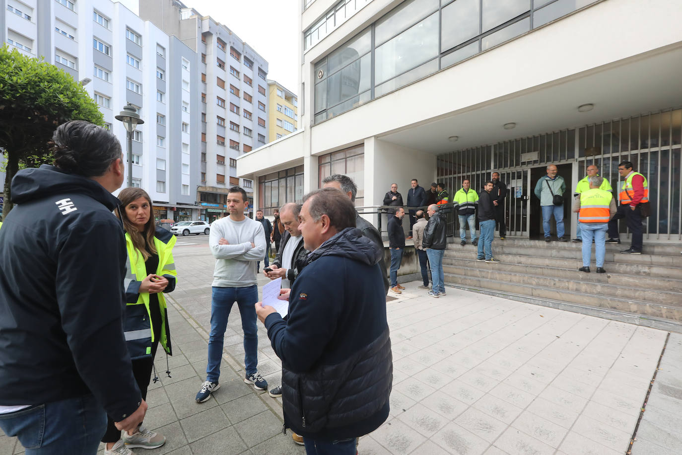 Yolanda Díaz arenga en Avilés a los trabajadores de Saint-Gobain