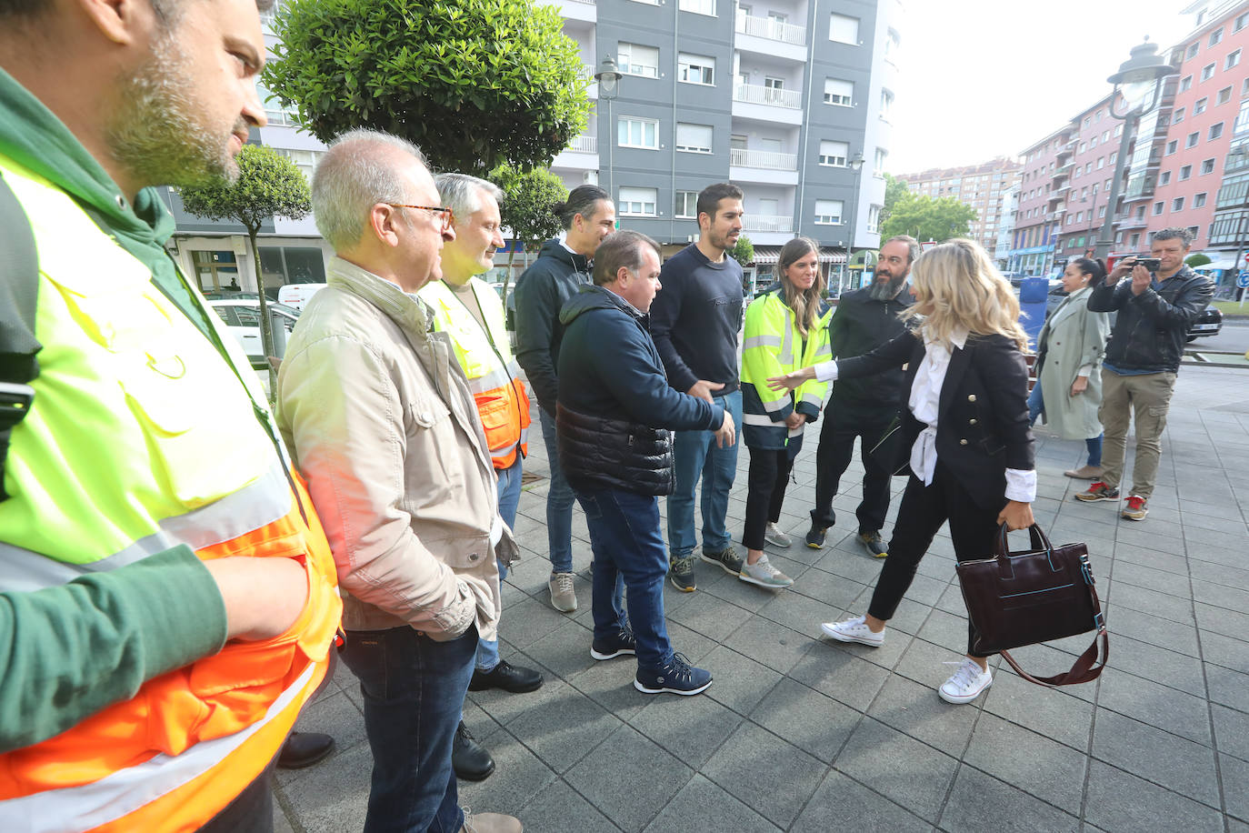 Yolanda Díaz arenga en Avilés a los trabajadores de Saint-Gobain