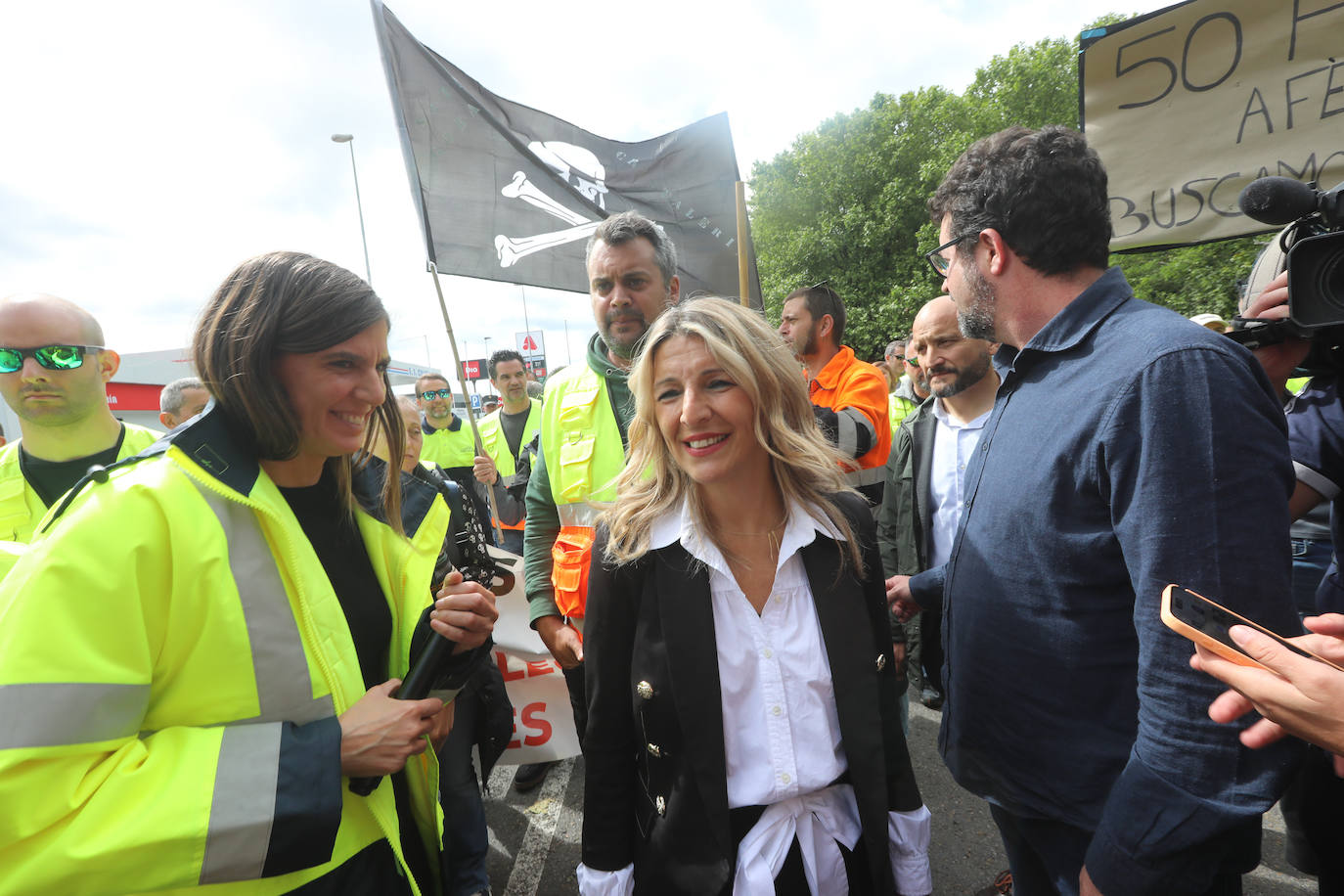 Yolanda Díaz arenga en Avilés a los trabajadores de Saint-Gobain