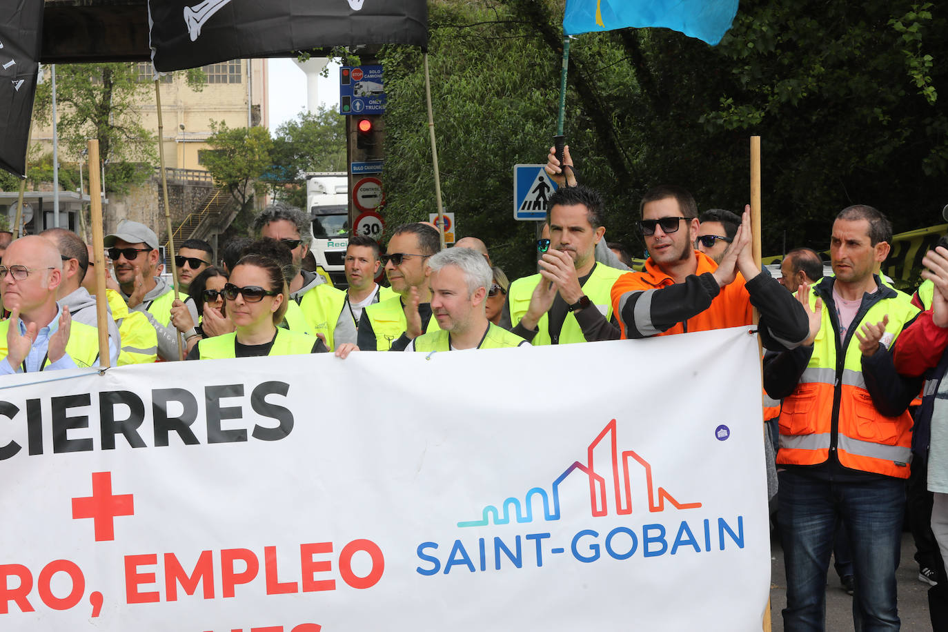 Yolanda Díaz arenga en Avilés a los trabajadores de Saint-Gobain