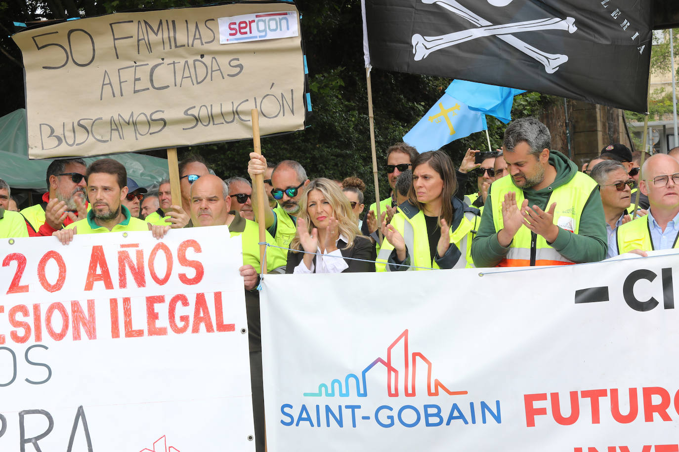 Yolanda Díaz arenga en Avilés a los trabajadores de Saint-Gobain