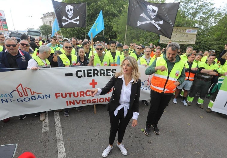 Yolanda Díaz, en Avilés, antes de su arenga los trabajadores de Saint-Gobain; a su lado Rubén González, del comité de empresa.