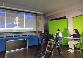 Nicolás Herrera y Miranda Menéndez, durante la grabación del informativo.