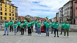 Los hosteleros llaniscos simbolizan su apoyo a la sidra de DOP escanciando en el puente del puerto.