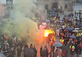 Multitud de personas participaron en la marcha por las calles de Avilés en contra del cierre en Saint-Gobain.