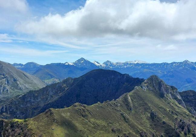 Cumbre del pico Cuchu, mirando hacia la zona de los picos Torres y Toneo