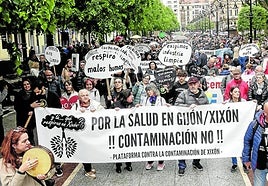 «La contaminación de Gijón nos está matando», claman los vecinos en una sonora protesta